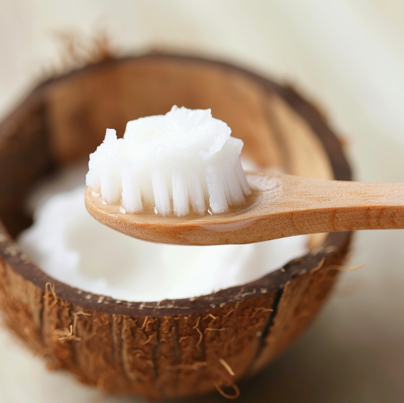 L'huile de coco blanchit-elle les dents ?