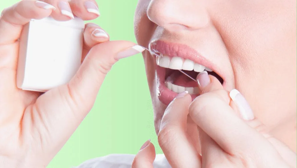 Usa o fio dental antes ou depois da escovagem